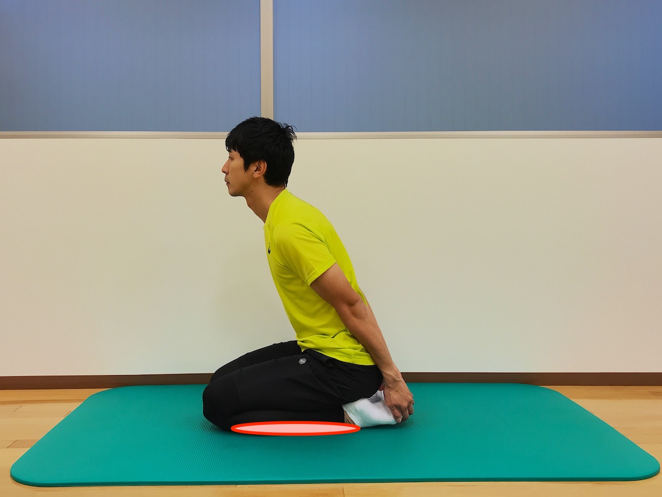 正座で行うスネのストレッチ
