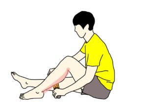 フォームローラー(マッサージローラー)を当てる場所(下腿三頭筋)
