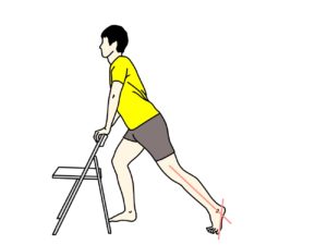 椅子につかまって行うふくらはぎの筋肉（下腿三頭筋）のストレッチの方法1