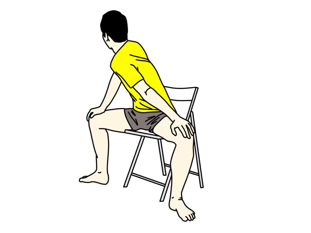 椅子に座った姿勢で行う内もも（内転筋群）のストレッチの方法2