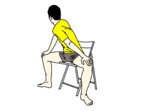 椅子に座った姿勢で行う内ももの筋肉（内転筋群）のストレッチの方法2