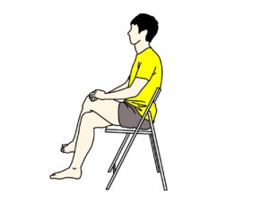 椅子に座った姿勢で行うお尻〜腰の筋肉のストレッチの方法1