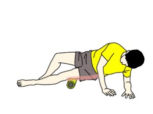 フォームローラーを大腿筋膜張筋〜腸脛靭帯に当てる
