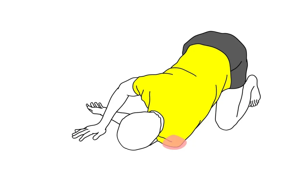 床で行う肩（三角筋後部）のストレッチの方法